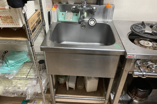 業務用シンクのある厨房（閉店・移転時の機器整理のイメージ）
