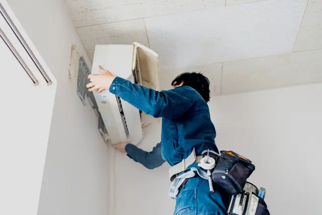 エアコンの取り外し作業