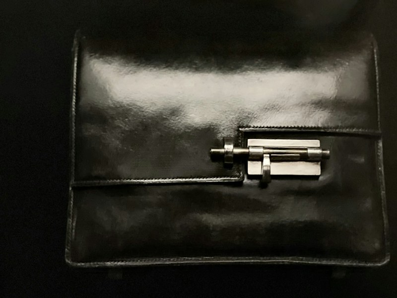 エルメスの黒い革のバッグ