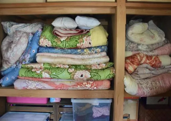 押入れに収められた布団や寝具(仕分けの対象になる品物)