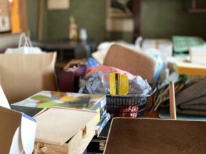 箱や紙袋に入った遺品の整理前の様子